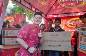 Chef Arnold Blusukan dan Bagi-bagi Nasgor Gratis ke Pengunjung Pasar Paing Rungkut Surabaya Chef Arnold Blusukan ke Pasar Paing Rungkut Surabaya, Sambil Memantau Respon Masyarakat Terhadap Bumbu Masak Praktis DAPURASA (foto : ist)