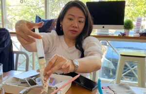 Maxone Dharmahusada Gelar Workshop Natural Hand Cream With Charms Untuk Meriahkan Program Gempita Nusantara MAXONE Dharmahusada Gelar Workshop Natural Hand Cream With Charms Untuk Meriahkan Program Gempita Nusantara (foto : Marcomm MaxOne Dharmahusada)