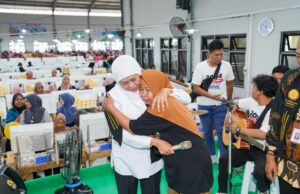 Disambut Antusias 5.500 Emak-Emak Pekerja PT Kareb Bojonegoro, Khofifah Dinobatkan Sebagai Ibunya Pekerja SKT Disambut Antusias 5.500 Emak-Emak Pekerja PT Kareb Bojonegoro, Khofifah Dinobatkan Sebagai Ibunya Pekerja SKT (foto : ist)