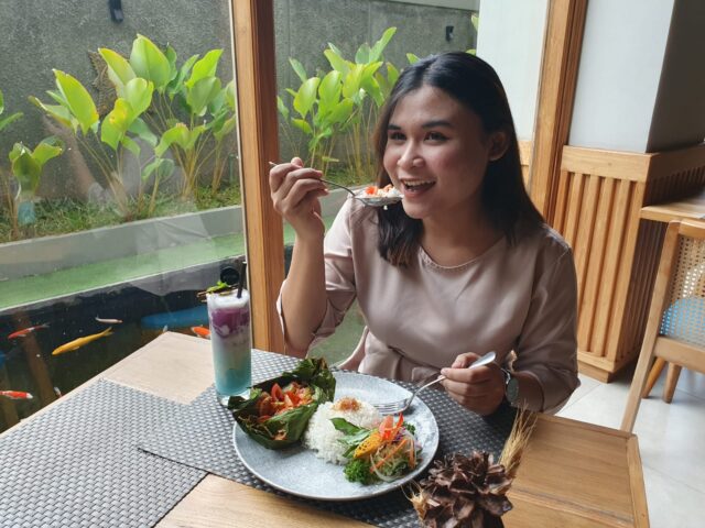 Perpaduan Nikmat Masakan Pepes dan Minuman Berbahan Bunga Telang di Aston Mojokerto (foto : ist)