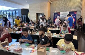 Bermain Dengan Tanah Liat Sambil Belajar Di Artotel TS Suites Surabaya Bermain Dengan Tanah Liat Sambil Belajar Di Artotel TS Suites Surabaya (foto : ist)