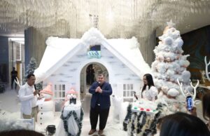 Vasa Hotel Surabaya Hadirkan Pesona Liburan dengan Nuansa Salju dan Acara Lighting Ceremony Meriah Bertajuk “Frosty : A Magical Holiday Journey” Vasa Hotel Surabaya Hadirkan Pesona Liburan dengan Nuansa Salju dan Acara Lighting Ceremony Meriah Bertajuk “Frosty: A Magical Holiday Journey” (foto : ist)