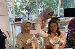 Hotel MaxOne Dharmahusada dan Karita Gelar Workshop Buket Hijab Hotel MaxOne Dharmahusada dan Karita Gelar Workshop Buket Hijab (foto : ist)