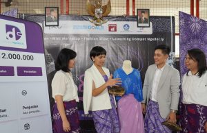 Program Pemberdayaan Perempuan Melalui Industri Batik di Eks Lokalisasi Dolly Tim dosen Petra Christian University yang diketuai Dr. Aniendya Christianna (dua dari kiri), yang menjalankan program pengabdian masyarakat bertajuk “Penguatan Industri Rumah Tangga dan Usaha Mikro (IRT-UM) Batik Berbasis Kemitraan: Strategi Pemberdayaan Perempuan di Eks Lokalisasi Dolly” (foto : ist)