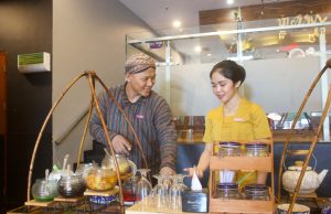 Quest Hotel Darmo Surabaya Hadirkan Sudut Spesial “Rujak Uleg Suroboyo ala Cak Frid” untuk Sambut Akhir Tahun Quest Hotel Darmo Surabaya Hadirkan Sudut Spesial "Rujak Uleg Suroboyo ala Cak Frid" untuk Sambut Akhir Tahun (foto : ist)