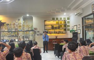 School Attack! Keseruan Pembekalan Materi Disertai Praktek Langsung Di SMK 17 Agustus Surabaya School Attack! Keseruan Pembekalan Materi Disertai Praktek Langsung Di SMK 17 Agustus Surabaya (foto : ist)