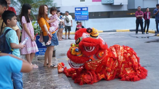 Perayaan Imlek Penuh Makna, Tradisi Yu Sheng Awali Tahun Ular Kayu di Aston Madiun Perayaan Imlek Penuh Makna, Tradisi Yu Sheng Awali Tahun Ular Kayu di Aston Madiun (foto : ist)