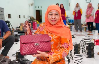 Khofifah Kunjungi Sentra Produksi Tas Kulit di Tulangan Sidoarjo, Dorong Peningkatan Akses Pasar Serta Penguatan Sebagai Pusat Unggulan Industri Kulit Khofifah Kunjungi Sentra Produksi Tas Kulit di Tulangan Sidoarjo, Dorong Peningkatan Akses Pasar Serta Penguatan Sebagai Pusat Unggulan Industri Kulit (foto : ist)