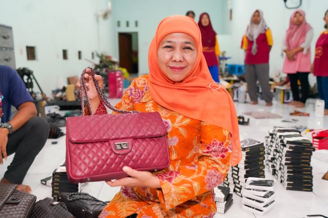 Khofifah Kunjungi Sentra Produksi Tas Kulit di Tulangan Sidoarjo, Dorong Peningkatan Akses Pasar Serta Penguatan Sebagai Pusat Unggulan Industri Kulit (foto : ist)