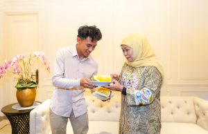 Silaturahmi ke Kediaman Khofifah Jelang Musim Balap Moto2 2025, Mario Aji Disuguhi Nikmatnya Durian Black Thorn Asal Blitar Silaturahmi ke Kediaman Khofifah Jelang Musim Balap Moto2 2025, Mario Aji Disuguhi Nikmatnya Durian Black Thorn Asal Blitar (foto : ist)