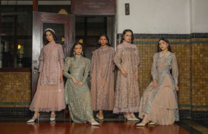 Barli Asmara Mempersembahkan Koleksi Prêt-à-Porter Bertajuk “Whisper of Grace” Barli Asmara Mempersembahkan Koleksi Prêt-à-Porter Bertajuk “Whisper of Grace” (foto : ist)