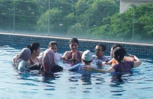 HARRIS Hotel & Conventions Bundaran Satelit Surabaya Hadirkan Sensasi Relaksasi Unik dengan Aqua Yoga HARRIS Hotel & Conventions Bundaran Satelit Surabaya Hadirkan Sensasi Relaksasi Unik dengan Aqua Yoga (foto : ist)