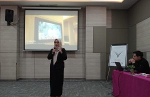 ISIK Gelar Pelatihan Ecoprint dan Shibori di The Southern Hotel Surabaya Prita Eksimaningrum selaku Founder dari ISIK memberikan sambutan di awal pelatihan (dokpri)