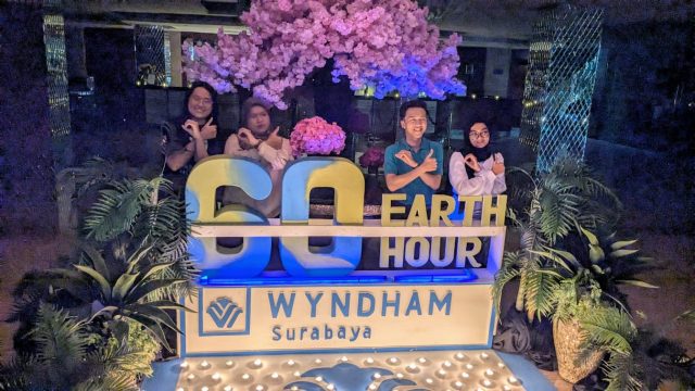 Wyndham Surabaya City Centre Rayakan Earth Hour 2025 Melalui Acara Glow The Earth – DIY Glow in the Dark (foto : ist)
