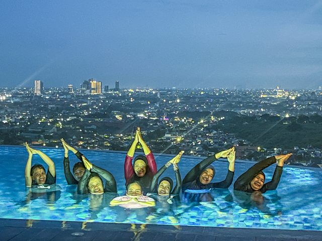 Hotel Ciputra World Surabaya Menyambut Hari Kebahagiaan Internasional dengan Aktifitas Yoga di dalam Air (foto : ist)