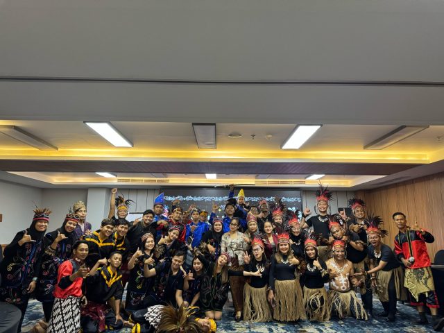 Indonesian Cross Culture : General Staff Meeting di Aston Inn Jemursari Berbusana Pakaian Daerah (foto : ist)