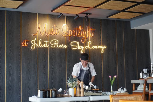 Sandwich Sundel Bolong, Sajian Unik Rasa Fantastik Hanya di Saffron Restaurant Aston Inn Jemursari (foto : ist)