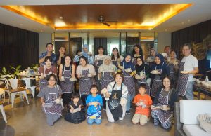 Semarakkan Semangat Kartini, Ascott Waterplace Surabaya Ajak Tamu Ekspatriat Perempuan Membuat Tembikar dengan Motif Batik Semanggi Khas Surabaya Semarakkan Semangat Kartini, Ascott Waterplace Surabaya Ajak Tamu Ekspatriat Perempuan Membuat Tembikar dengan Motif Batik Semanggi Khas Surabaya (foto : ist)