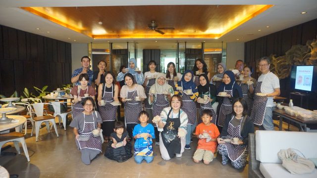 Semarakkan Semangat Kartini, Ascott Waterplace Surabaya Ajak Tamu Ekspatriat Perempuan Membuat Tembikar dengan Motif Batik Semanggi Khas Surabaya (foto : ist)
