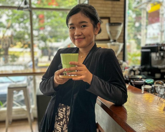 Hari Kartini 2025 di Hotel Maxone Dharmahusada, Staff Perempuan Tampil Anggun Berkebaya (foto : ist) Hari Kartini 2025 di Hotel Maxone Dharmahusada, Staff Perempuan Tampil Anggun Berkebaya (foto : ist)