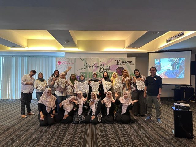 Workshop Shibori ISIK dan Artotel TS Suites Surabaya, Kreatifitas Untuk Bumi dan Perempuan (foto : ist)