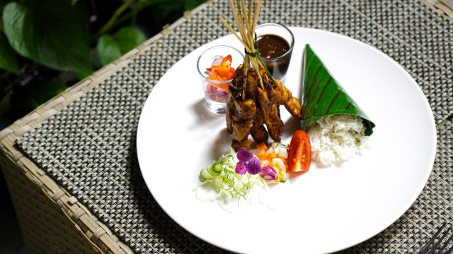Midtown Hotel Surabaya Hadirkan Cita Rasa Otentik Khas Jawa Timur Lewat Sajian "Ayam Bumbu Petis" (foto : ist)