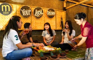 Midtown Hotel Surabaya Perkenalkan “Sego Srawung–Mangan Rame-Rame”, Hadirkan Pengalaman Kuliner Tradisional Bernuansa Desa yang Hangat dan Bersahaja Midtown Hotel Surabaya Perkenalkan “Sego Srawung–Mangan Rame-Rame”, Hadirkan Pengalaman Kuliner Tradisional Bernuansa Desa yang Hangat dan Bersahaja (foto : ist)