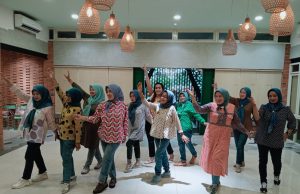Mocca Line Dance : Awalnya Bertetangga, Sekarang Solid Dalam Satu Komunitas Mocca Line Dance : Awalnya Bertetangga, Sekarang Solid Dalam Satu Komunitas (dokpri)