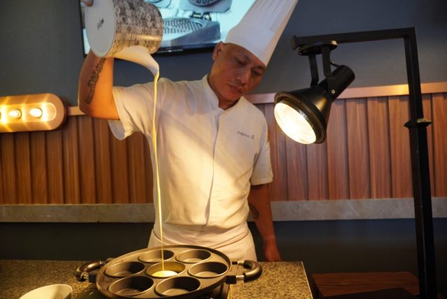 Nikmati Kelezatan Kue Lumpur Panggang di Aston Inn Jemursari, Camilan Favorit Baru para Tamu (foto : ist)