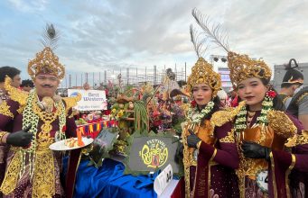 Rajawali Mustika Wayang Nusantara : Jejak Budaya Surabaya Suites Hotel dalam Festival Rujak Uleg 2025 Rajawali Mustika Wayang Nusantara: Jejak Budaya Surabaya Suites Hotel dalam Festival Rujak Uleg 2025 (foto : ist)