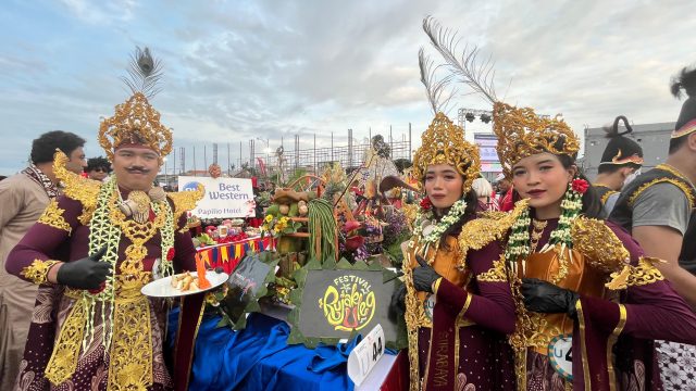 Rajawali Mustika Wayang Nusantara: Jejak Budaya Surabaya Suites Hotel dalam Festival Rujak Uleg 2025 (foto : ist)