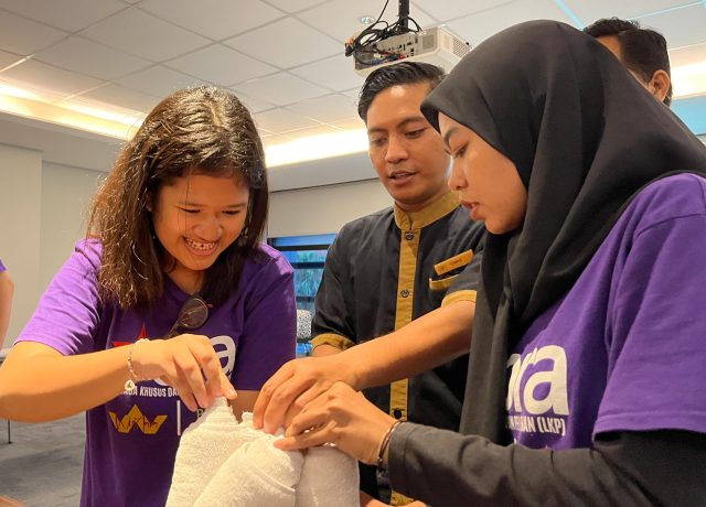 Rayakan Hari Disabilitas Dunia, Ascott Waterplace Surabaya Ajak Remaja Difabel Belajar Teknologi Kekinian dan Keahlian Profesional Hotel (foto : ist) Rayakan Hari Disabilitas Dunia, Ascott Waterplace Surabaya Ajak Remaja Difabel Belajar Teknologi Kekinian dan Keahlian Profesional Hotel (foto : ist)