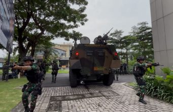 Simulasi Pengamanan VVIP di Aston Sidoarjo, Hotel Aman dan Siap Sambut Tamu Penting Negara Simulasi Pengamanan VVIP di Aston Sidoarjo, Hotel Aman dan Siap Sambut Tamu Penting Negara (foto : ist)