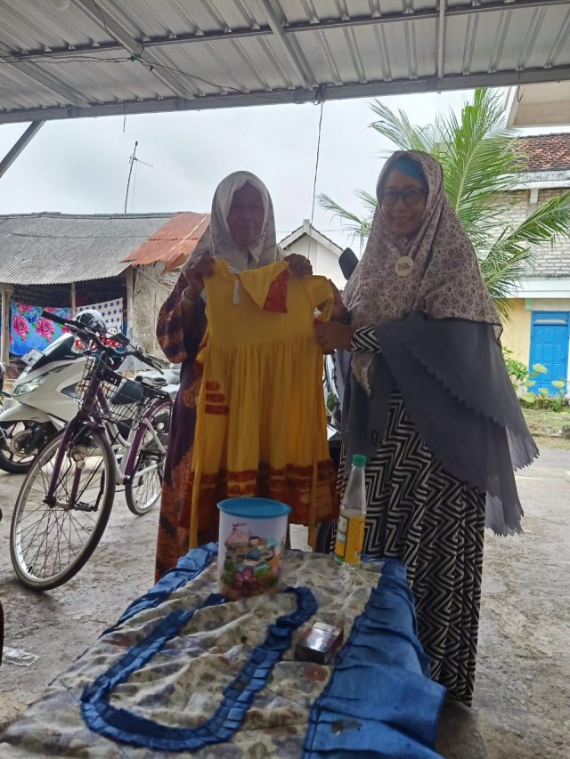 ISIK Berbagi Baju Muslim Anak, Bertepatan Dengan Hari Lahirnya Pancasila (foto : ist)
