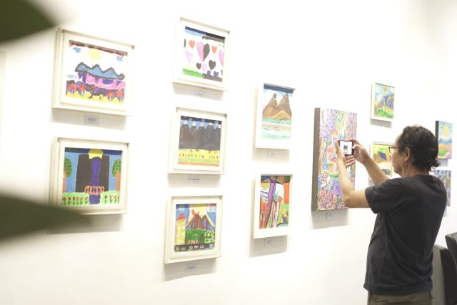 Infinite Color - Artotel TS Suites Surabaya : Panggung Ekspresi Jiwa Anak-anak Istimewa (foto : ist)