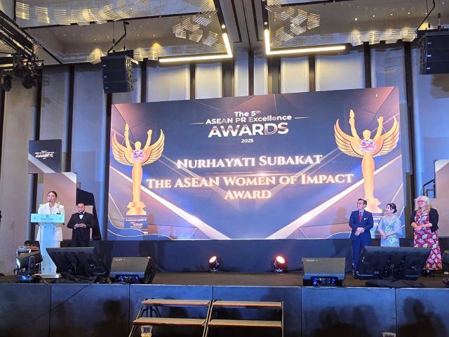 Nurhayati Subakat Terima ASEAN Women of Impact Award 2025 atas Kontribusinya dalam Inclusive Branding di Industri Kecantikan ASEAN (foto : ist)