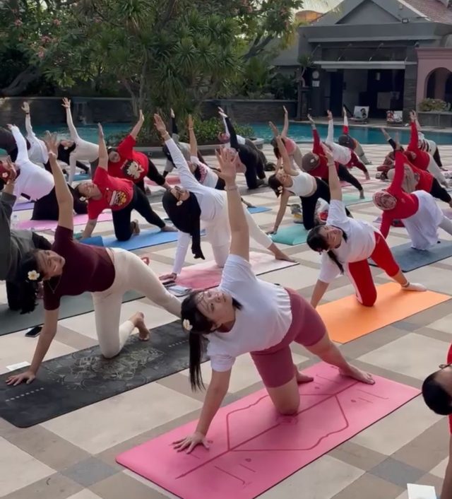 Java Paragon Hotel Meriahkan HUT RI ke-80 dengan Sunset Yoga (foto : ist)
