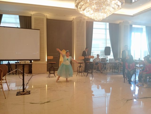 Rayakan Anniversary Ke 17, Java Paragon Hotel Ajak Anak Down Syndrome Belajar Jadi Pramusaji Handal (dokpri)