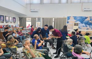 Palm Park Hotel & Convention Surabaya Hadirkan Kehangatan Saat Kunjungan Ke Rumah Usiawan Panti Surabaya