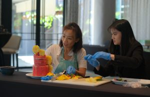 Peringati Hari Jantung Sedunia, Sheraton Surabaya Ajak Tamu Berkreasi Sehat Lewat Fruit Tower Decorating dan Edu Talk