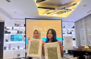 Hotel Ciputra World Surabaya dan ISIK Rayakan Hari Batik dan Hari Kopi Internasional Lewat Membatik dari Ampas Kopi