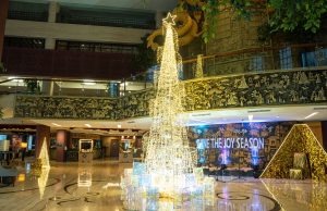 Wyndham Surabaya City Centre Hadirkan Kembali Pohon Natal Penuh Cahaya untuk Sambut Musim Liburan