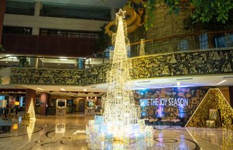 Wyndham Surabaya City Centre Hadirkan Kembali Pohon Natal Penuh Cahaya untuk Sambut Musim Liburan