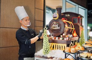 Grand Mercure Malang Mirama Sambut Natal dengan 60 Kilogram Coklat Disulap Jadi Kereta