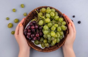 Mengulik Tradisi dan Mitos Makan 12 Anggur di Bawah Meja saat Tahun Baru