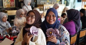 Kreasi Hijab Jadi Bucket : ARTOTEL TS Suites Surabaya Hadirkan Workshop Unik Sambut Ramadan