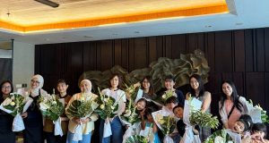Bloom the Inner You: Ascott Waterplace Surabaya Rayakan International Women’s Day melalui Tropical Flower Arrangement Workshop