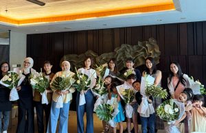 Bloom the Inner You: Ascott Waterplace Surabaya Rayakan International Women’s Day melalui Tropical Flower Arrangement Workshop