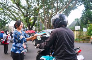 Sebar Kebaikan Ramadan, Atria Hotel Malang dan Radio Kosmonita Malang Turun Langsung Bagikan 1.000 Takjil