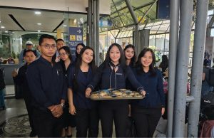 Sapa Pelanggan di Stasiun Gubeng : Palm Park Hotel & Convention Surabaya Bagikan Bingkisan Manis Untuk Pejuang Rindu di Momen Mudik